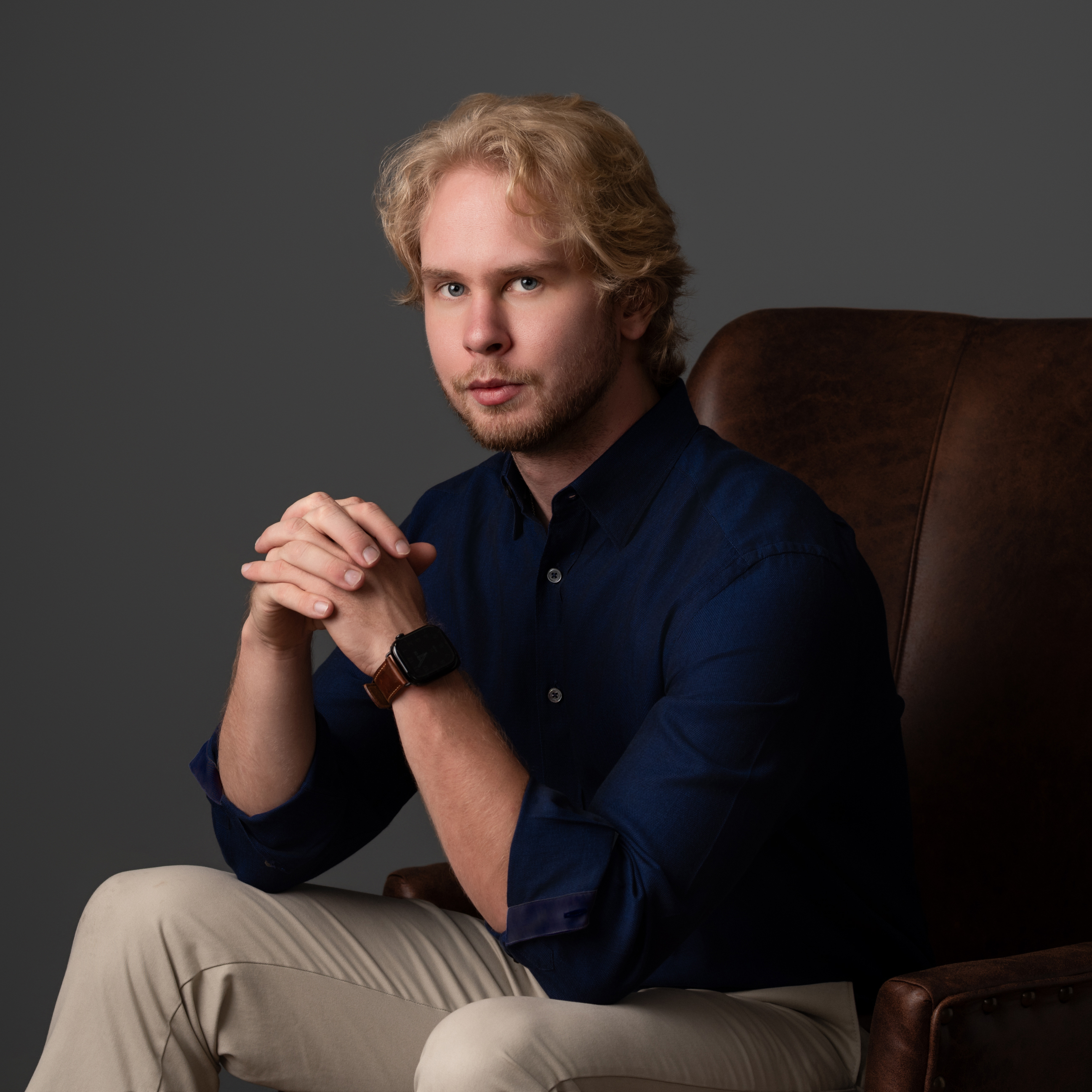 Damian Peyrot seated in a navy shirt against a dark gray background